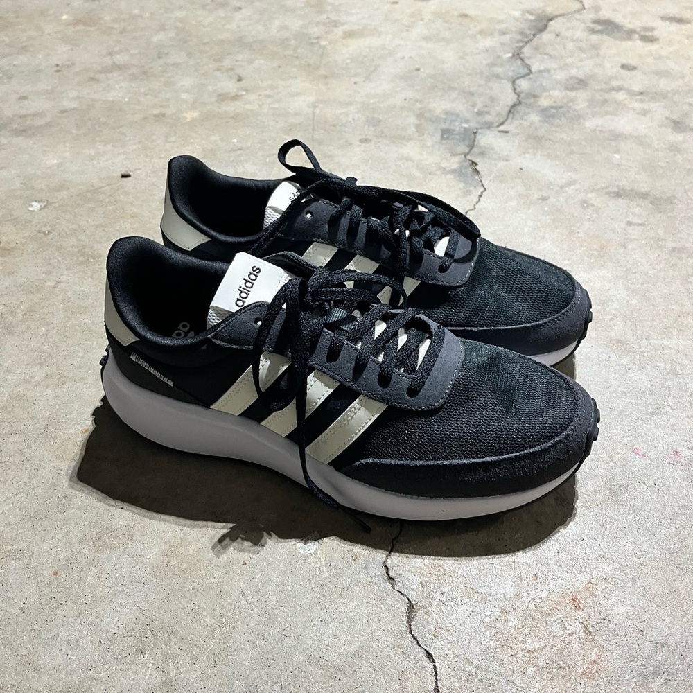 ADIDAS RUNNING SHOES SIZE 9 MEN